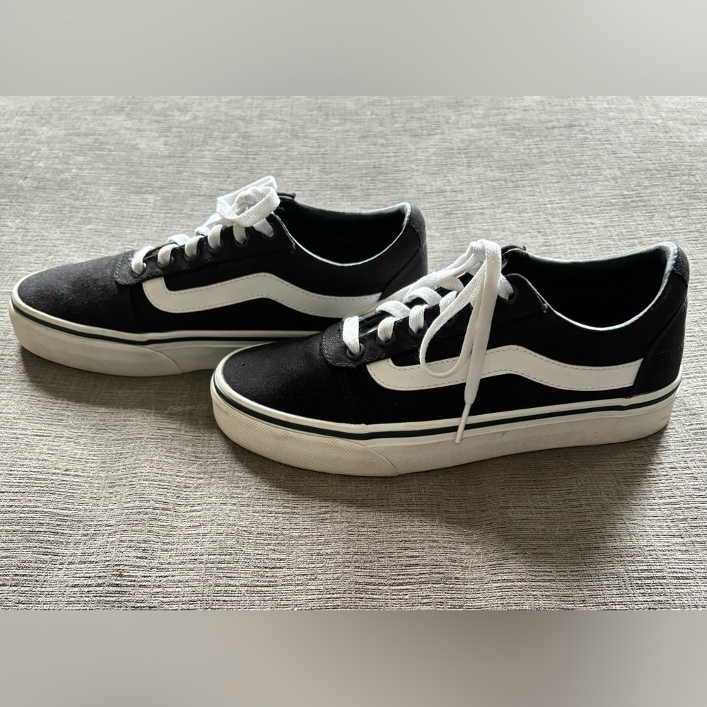 Vans Like New Woman’s black/white sneakers Sz. 7